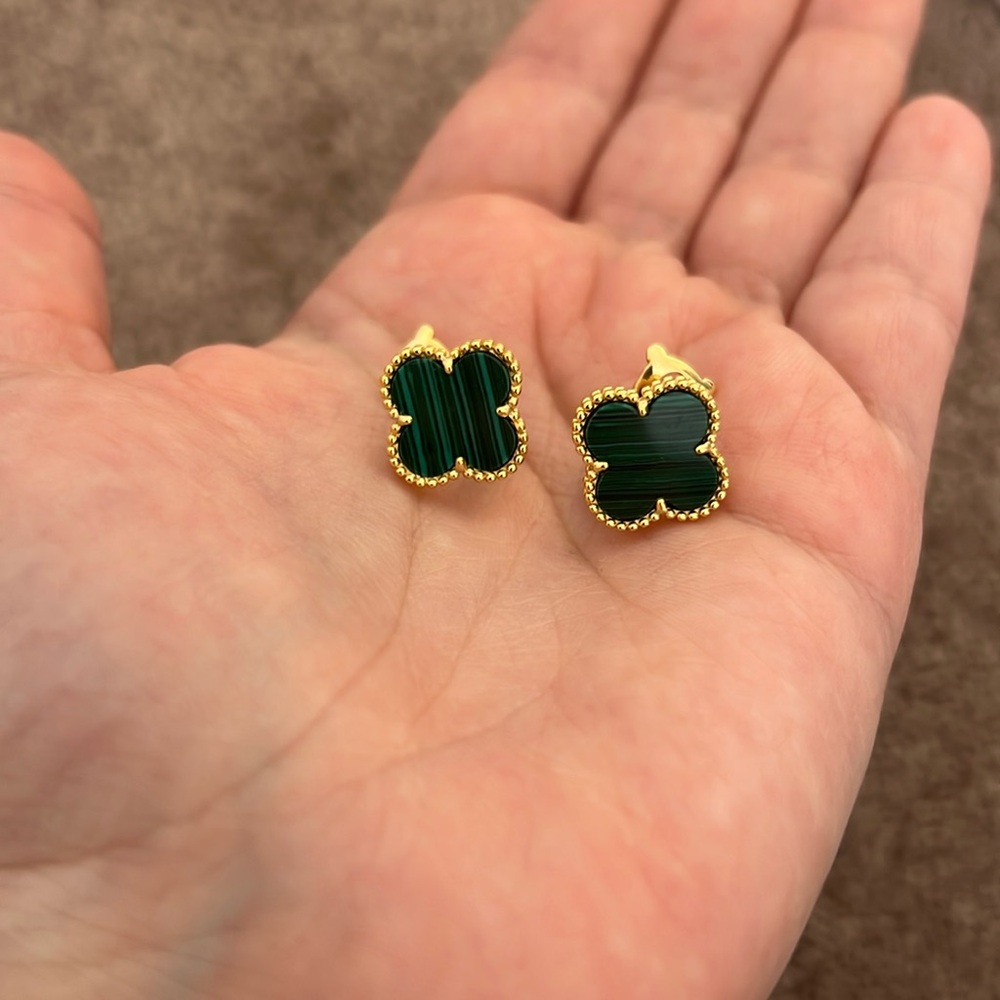 Green clover motif earring